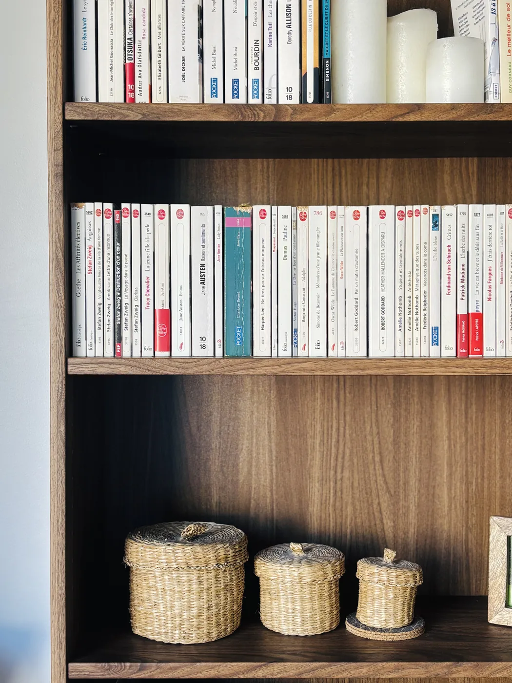 Rayonnages de livres et paniers tressés dans les locaux