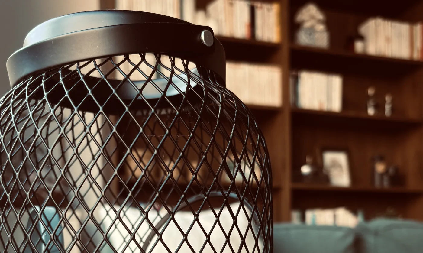 Une lanterne devant les rayonnages de livres