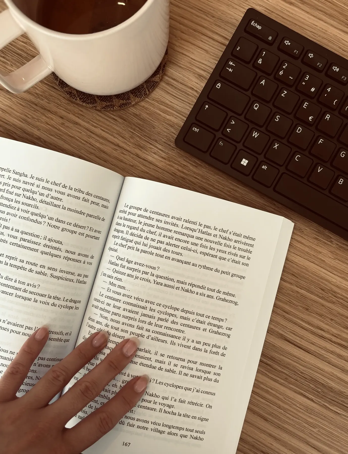 Manuscrit posé sur un bureau